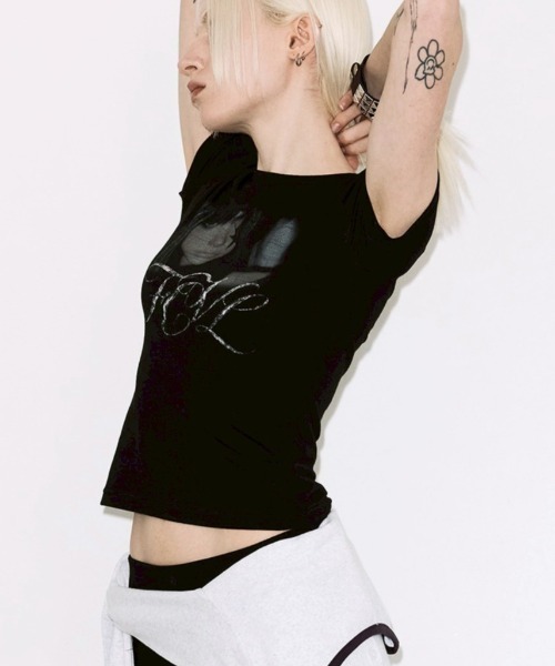 FANCY CLUB(ファンシークラブ)の「【FANCY CLUB】FCL SHADOW DOLL TEE / 【ファンシークラブ】FCLシャドードールグラフィックプリント半袖Tシャツ(Tシャツ/カットソー・レディース・ブラック/ブラック系その他・01/02)」の1枚目の写真