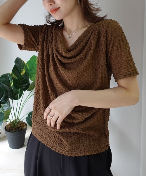 CORNERS（コーナーズ）の「エンボス加工ドレープ半袖Tシャツ（Tシャツ/カットソー・レディース・ブラック/アイボリー/ピンク/ブラウン/オフホワイト・M）」の4枚目の写真