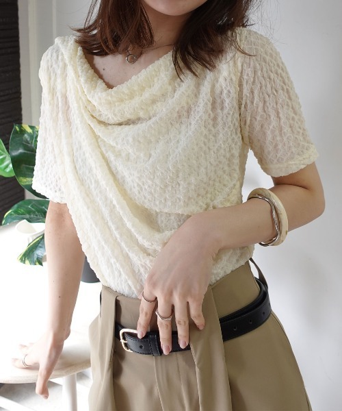 CORNERS（コーナーズ）の「エンボス加工ドレープ半袖Tシャツ（Tシャツ/カットソー・レディース・ブラック/アイボリー/ピンク/ブラウン/オフホワイト・M）」の3枚目の写真