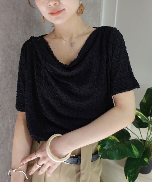 CORNERS（コーナーズ）の「エンボス加工ドレープ半袖Tシャツ（Tシャツ/カットソー・レディース・ブラック/アイボリー/ピンク/ブラウン/オフホワイト・M）」の2枚目の写真