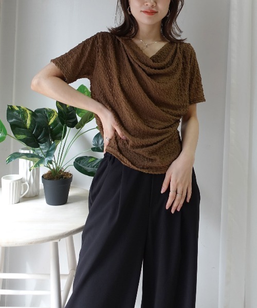CORNERS（コーナーズ）の「エンボス加工ドレープ半袖Tシャツ（Tシャツ/カットソー・レディース・ブラック/アイボリー/ピンク/ブラウン/オフホワイト・M）」の6枚目の写真