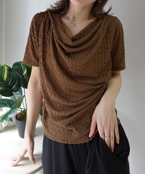 CORNERS（コーナーズ）の「エンボス加工ドレープ半袖Tシャツ（Tシャツ/カットソー・レディース・ブラック/アイボリー/ピンク/ブラウン/オフホワイト・M）」の7枚目の写真