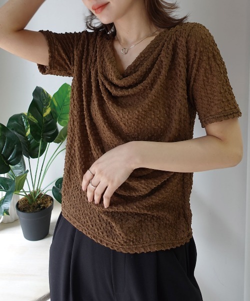 CORNERS（コーナーズ）の「エンボス加工ドレープ半袖Tシャツ（Tシャツ/カットソー・レディース・ブラック/アイボリー/ピンク/ブラウン/オフホワイト・M）」の8枚目の写真