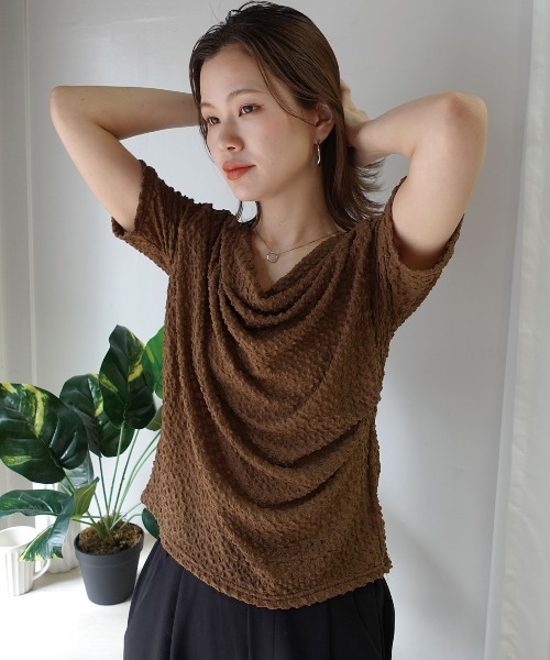 CORNERS（コーナーズ）の「エンボス加工ドレープ半袖Tシャツ（Tシャツ/カットソー・レディース・ブラック/アイボリー/ピンク/ブラウン/オフホワイト・M）」の9枚目の写真