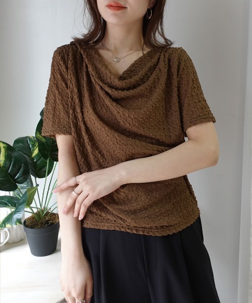 CORNERS（コーナーズ）の「エンボス加工ドレープ半袖Tシャツ（Tシャツ/カットソー・レディース・ブラック/アイボリー/ピンク/ブラウン/オフホワイト・M）」の10枚目の写真