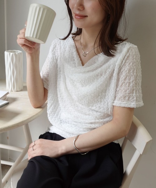 CORNERS（コーナーズ）の「エンボス加工ドレープ半袖Tシャツ（Tシャツ/カットソー・レディース・ブラック/アイボリー/ピンク/ブラウン/オフホワイト・M）」の11枚目の写真