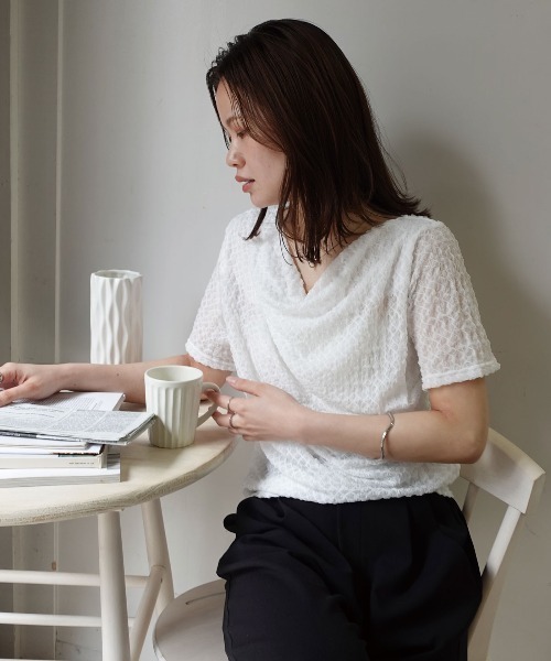 CORNERS（コーナーズ）の「エンボス加工ドレープ半袖Tシャツ（Tシャツ/カットソー・レディース・ブラック/アイボリー/ピンク/ブラウン/オフホワイト・M）」の13枚目の写真