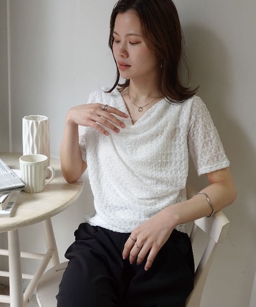 CORNERS（コーナーズ）の「エンボス加工ドレープ半袖Tシャツ（Tシャツ/カットソー・レディース・ブラック/アイボリー/ピンク/ブラウン/オフホワイト・M）」の14枚目の写真