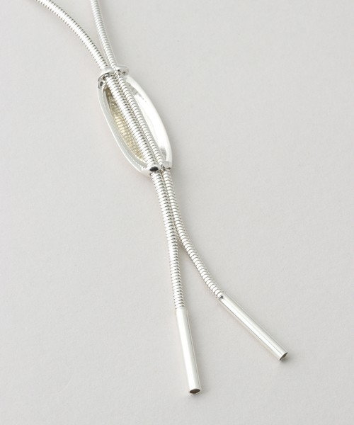 Spick & Span(スピックアンドスパン)の「EO / イオ LOOP TIE NECKLACE(ネックレス・レディース・シルバー・FREE)」の5枚目の写真