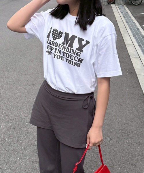 boemy(ボエミー)の「ハートモチーフLOVEデザイン半袖Tシャツ(Tシャツ/カットソー・レディース・A/E/F/C/B/D/ホワイト・LARGE/MEDIUM/SMALL/X-SMALL/X-LARGE)」の3枚目の写真