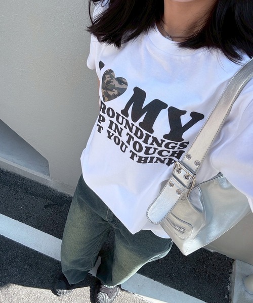 boemy(ボエミー)の「ハートモチーフLOVEデザイン半袖Tシャツ(Tシャツ/カットソー・レディース・A/E/F/C/B/D/ホワイト・LARGE/MEDIUM/SMALL/X-SMALL/X-LARGE)」の4枚目の写真