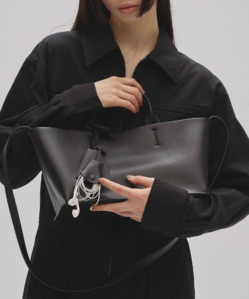 TODAYFUL（トゥデイフル）の「【TODAYFUL/トゥデイフル】Useful Leather Bag (M)/レザーバッグ（ショルダーバッグ・レディース・ダークブラウン/ブラック・FREE）」の3枚目の写真