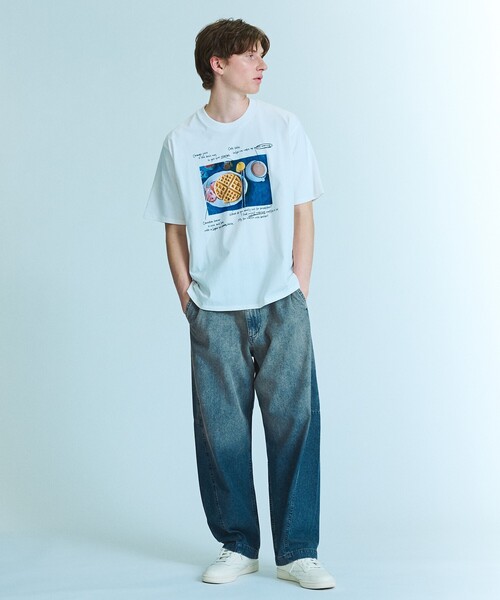 ABAHOUSE(アバハウス)の「WEEKEND BREAKFAST プリントTシャツ / オーバーサイズ/ LE TRIO ABAHOUSE(Tシャツ/カットソー・メンズ・ホワイト・48/46)」の2枚目の写真
