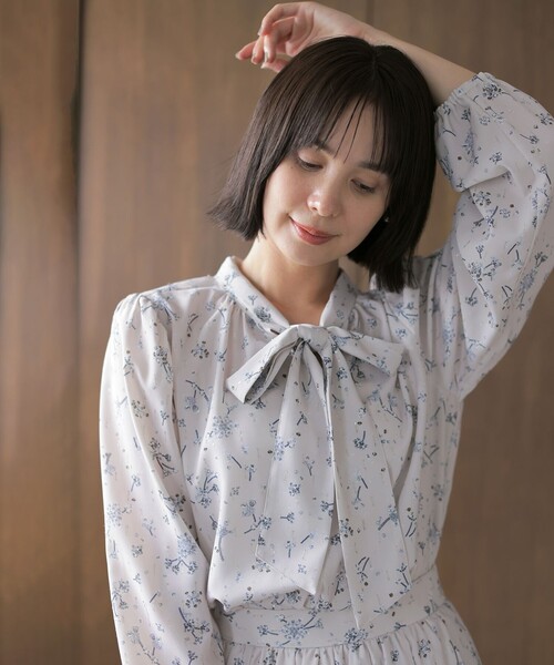 組曲 L(クミキョク オオキイサイズ)の「ジュエルフラワープリント ボウタイブラウス(シャツ/ブラウス・レディース・グレー系5/ライトグレー系5・5/6/7)」の6枚目の写真
