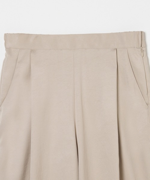 HELIOPOLE(エリオポール)の「SILKY TWILL TUCK STRAIGHT PANTS(その他パンツ・レディース・ベージュ/ブルー・36/38)」の4枚目の写真