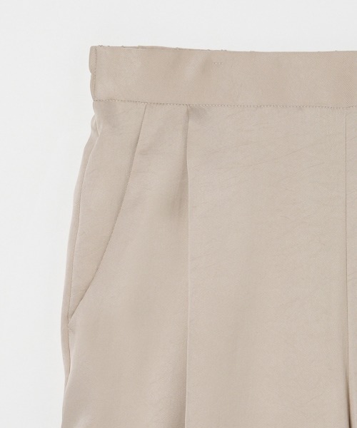 HELIOPOLE(エリオポール)の「SILKY TWILL TUCK STRAIGHT PANTS(その他パンツ・レディース・ベージュ/ブルー・36/38)」の5枚目の写真