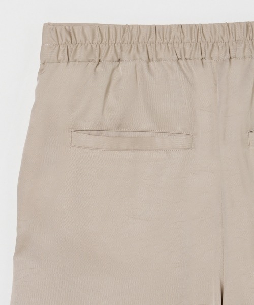 HELIOPOLE(エリオポール)の「SILKY TWILL TUCK STRAIGHT PANTS(その他パンツ・レディース・ベージュ/ブルー・36/38)」の6枚目の写真