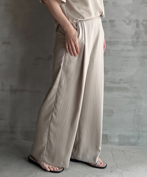 HELIOPOLE(エリオポール)の「SILKY TWILL TUCK STRAIGHT PANTS / シルキー ツイル タック ストレート パンツ(その他パンツ・レディース・ベージュ/ブルー・36/38)」の12枚目の写真
