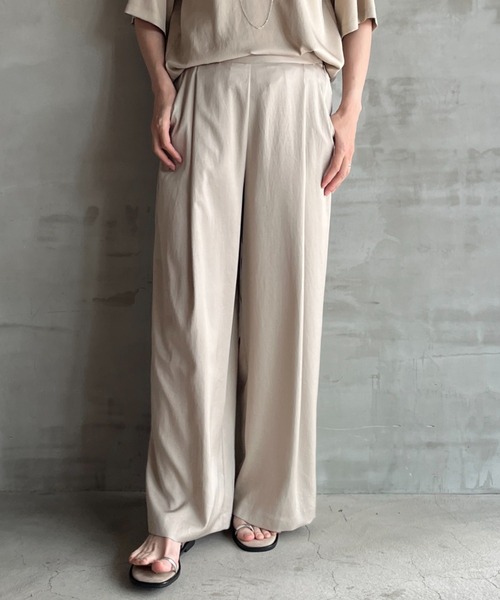 HELIOPOLE(エリオポール)の「SILKY TWILL TUCK STRAIGHT PANTS / シルキー ツイル タック ストレート パンツ(その他パンツ・レディース・ベージュ/ブルー・36/38)」の11枚目の写真