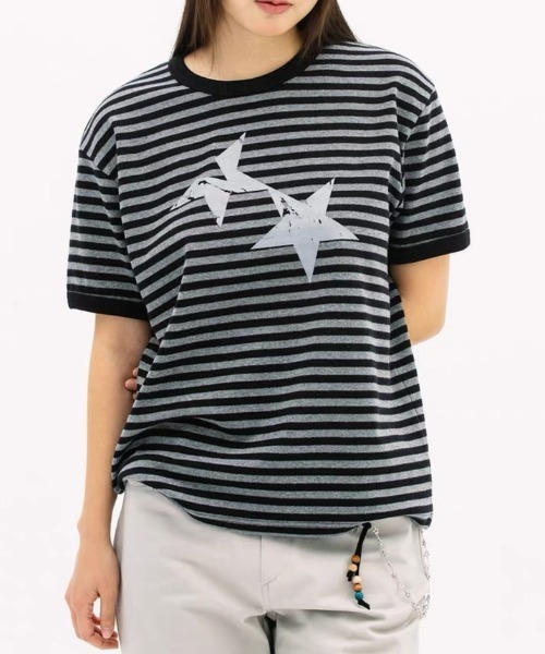 SHERU（シェル）の「マルチボーダー スタープリント Tシャツ　星柄（Tシャツ/カットソー・レディース・ブラック/グレー・M）」の4枚目の写真