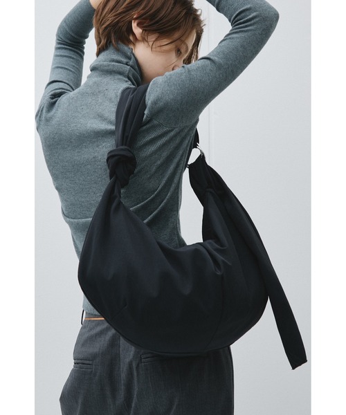 un/neu(アンノイ)の「ムーンナイロン2WAYショルダーバッグ / 撥水機能付き / A4サイズ・14inchPC収納可能(ショルダーバッグ・レディース・アイボリー/ブラック/レッド・FREE)」の2枚目の写真