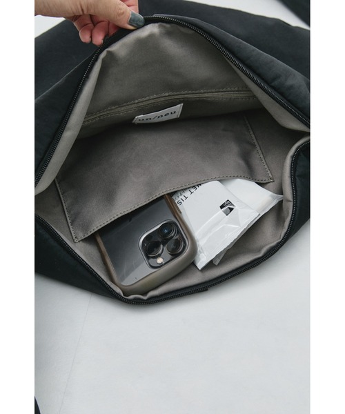 un/neu(アンノイ)の「ムーンナイロン2WAYショルダーバッグ / 撥水機能付き / A4サイズ・14inchPC収納可能(ショルダーバッグ・レディース・アイボリー/ブラック/レッド・FREE)」の16枚目の写真