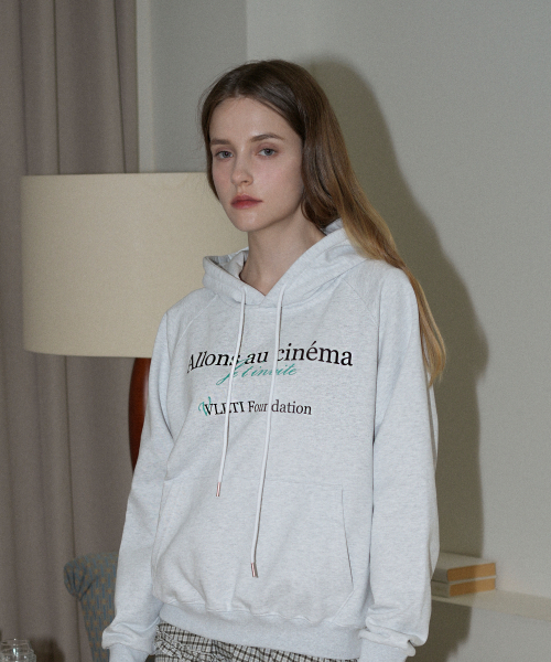 VLETI（ブレッティ）の「Oversized Printing Logo Hoodie (Back_melange)（パーカー・レディース・ホワイト×グレー・FREE）」の2枚目の写真