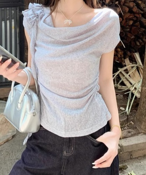 FLINEA(フリネア)の「オフショルダーフラワーTシャツ(Tシャツ/カットソー・レディース・グレー/ベージュ・FREE)」の1枚目の写真