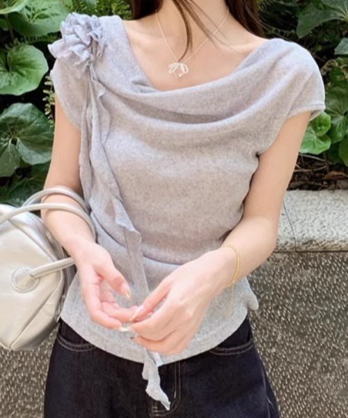 FLINEA(フリネア)の「オフショルダーフラワーTシャツ(Tシャツ/カットソー・レディース・グレー/ベージュ・FREE)」の11枚目の写真