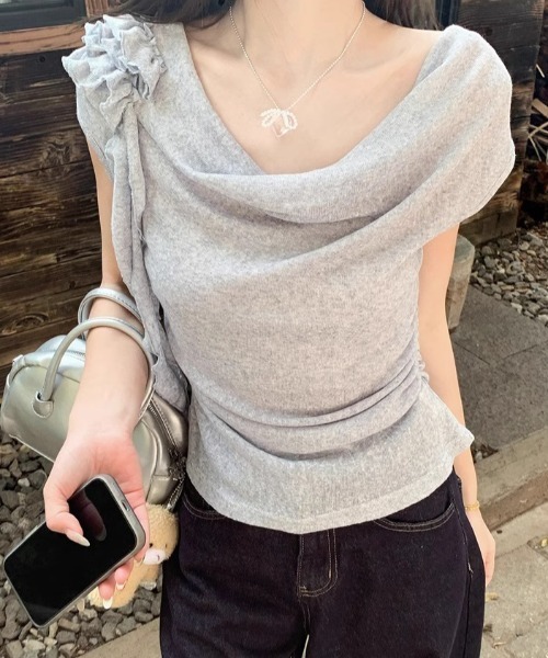 FLINEA(フリネア)の「オフショルダーフラワーTシャツ(Tシャツ/カットソー・レディース・グレー/ベージュ・FREE)」の12枚目の写真