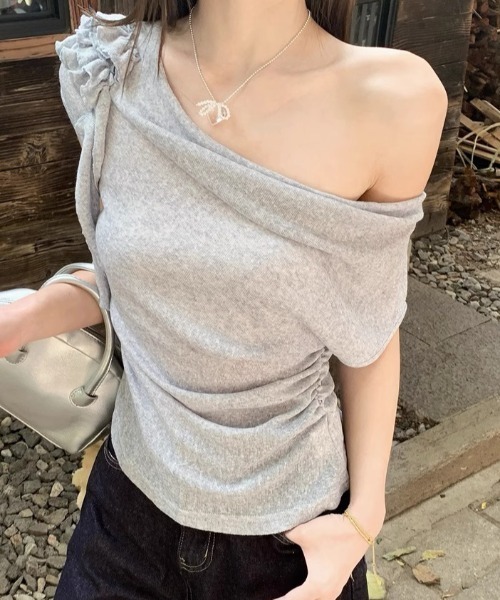 FLINEA(フリネア)の「オフショルダーフラワーTシャツ(Tシャツ/カットソー・レディース・グレー/ベージュ・FREE)」の13枚目の写真