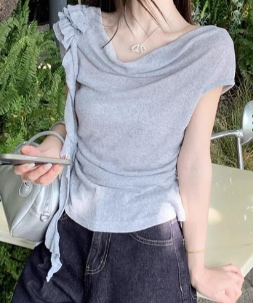 FLINEA(フリネア)の「オフショルダーフラワーTシャツ(Tシャツ/カットソー・レディース・グレー/ベージュ・FREE)」の3枚目の写真