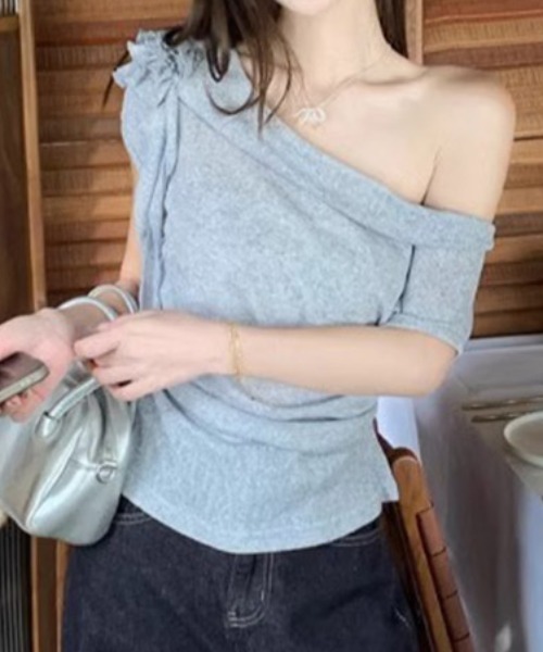 FLINEA(フリネア)の「オフショルダーフラワーTシャツ(Tシャツ/カットソー・レディース・グレー/ベージュ・FREE)」の5枚目の写真