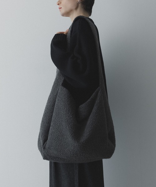 remer(リメール)の「remer 26秋冬新作 - loose boucle shoulder bag / ブークレショルダーバッグ(ショルダーバッグ・メンズ・ブルー/ベージュ/ブラック/チャコールグレー・FREE)」の8枚目の写真