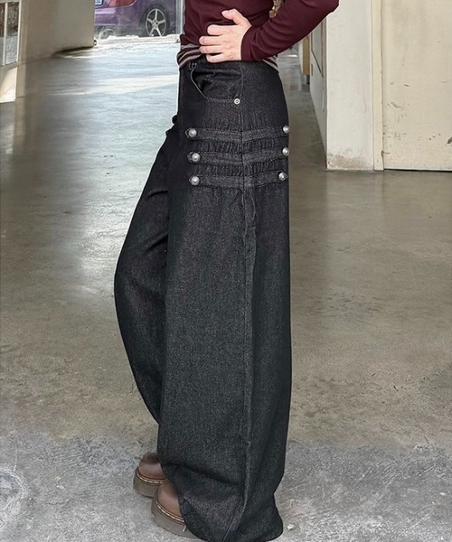 LADY LIKE（レディライク）の「【秋冬新作】メタルボタン付きワイドデニムパンツ（デニムパンツ・レディース・ブラック・M）」の4枚目の写真