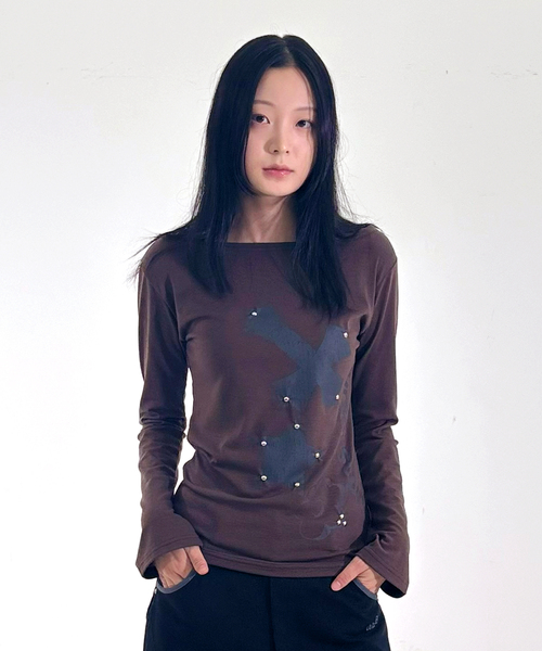 OURSAYSOUR(アワーセイアワー)の「クロスフラワースタッズ ロングスリーブ ブラウン(Tシャツ/カットソー・レディース・ダークブラウン・FREE)」の1枚目の写真