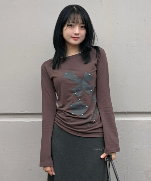 OURSAYSOUR(アワーセイアワー)の「クロスフラワースタッズ ロングスリーブ ブラウン(Tシャツ/カットソー・レディース・ダークブラウン・FREE)」の2枚目の写真