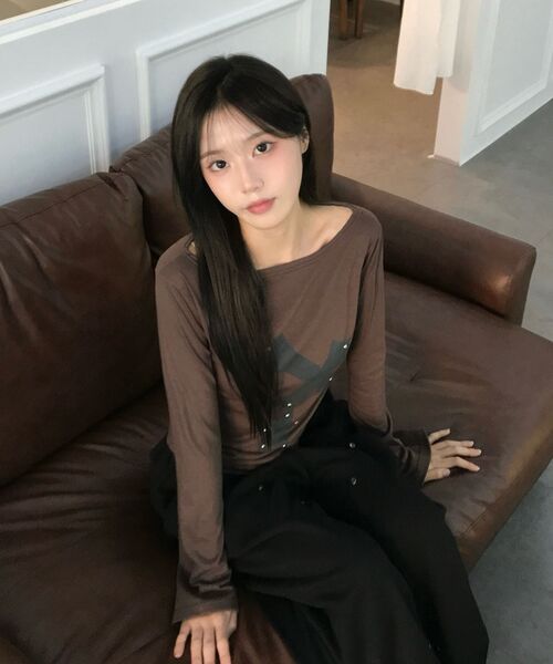 OURSAYSOUR(アワーセイアワー)の「クロスフラワースタッズ ロングスリーブ ブラウン(Tシャツ/カットソー・レディース・ダークブラウン・FREE)」の3枚目の写真