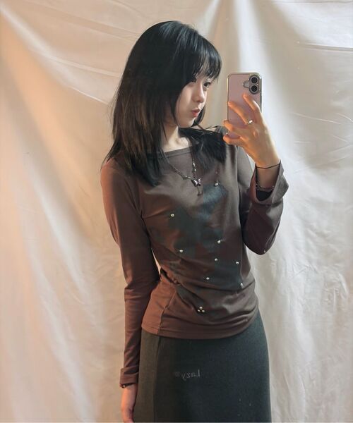 OURSAYSOUR(アワーセイアワー)の「クロスフラワースタッズ ロングスリーブ ブラウン(Tシャツ/カットソー・レディース・ダークブラウン・FREE)」の6枚目の写真