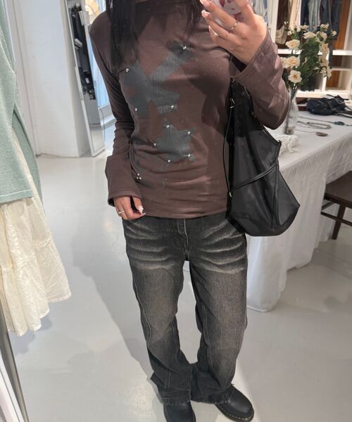 OURSAYSOUR(アワーセイアワー)の「クロスフラワースタッズ ロングスリーブ ブラウン(Tシャツ/カットソー・レディース・ダークブラウン・FREE)」の8枚目の写真