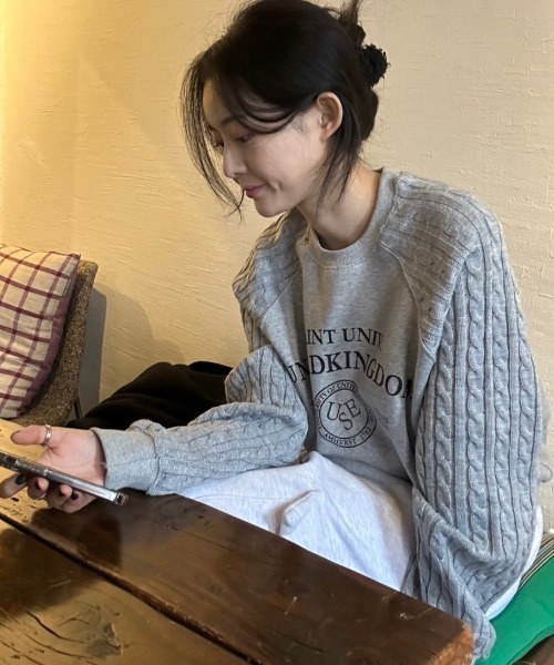 Aelina（エリナ）の「プリント切り替えクルーネックトレーナー（スウェット・レディース・ダークブルー/ライトグレー/ダークグレー・FREE）」の14枚目の写真
