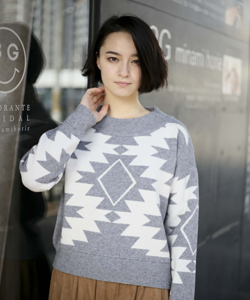 Denime（ドゥニーム）の「ネイティブ柄ジャガードニット（ニット/セーター・レディース・ベージュ/グレー・FREE）」の2枚目の写真