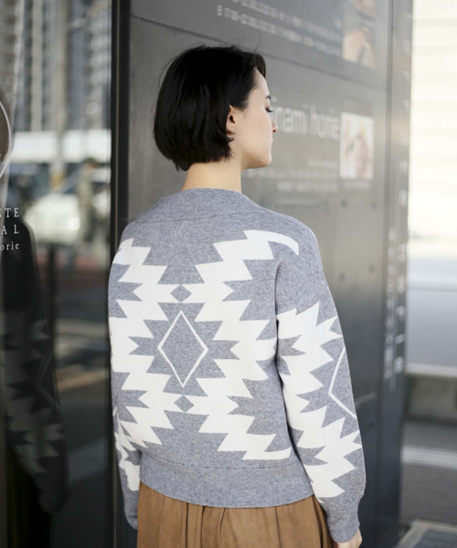Denime（ドゥニーム）の「ネイティブ柄ジャガードニット（ニット/セーター・レディース・ベージュ/グレー・FREE）」の7枚目の写真