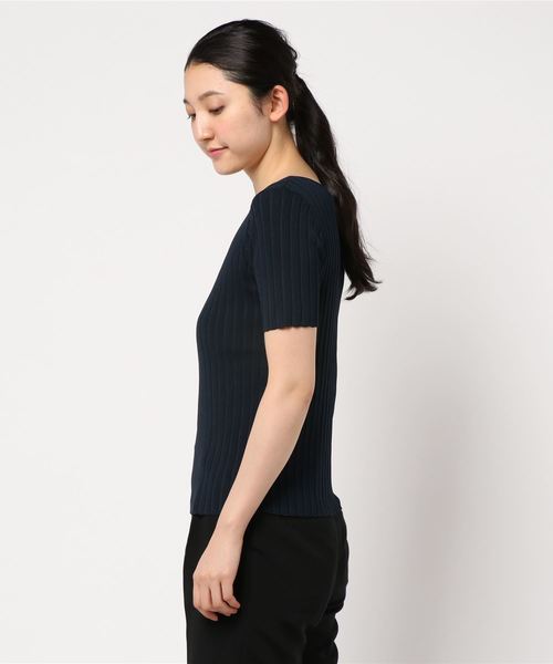 NATURAL BEAUTY BASIC（ナチュラルビューティーベーシック）の「[洗える]バックシャンリブニット（ニット/セーター・レディース・ベージュ/ネイビー/キャメル・MEDIUM）」の4枚目の写真