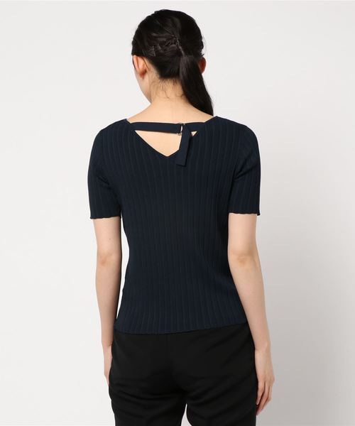 NATURAL BEAUTY BASIC（ナチュラルビューティーベーシック）の「[洗える]バックシャンリブニット（ニット/セーター・レディース・ベージュ/ネイビー/キャメル・MEDIUM）」の5枚目の写真