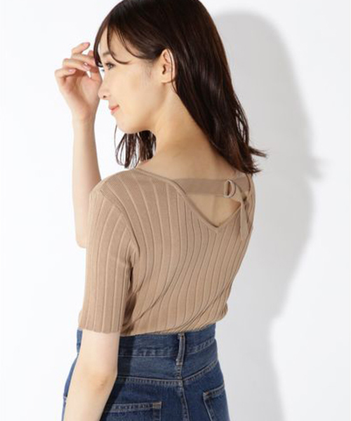 NATURAL BEAUTY BASIC（ナチュラルビューティーベーシック）の「[洗える]バックシャンリブニット（ニット/セーター・レディース・ベージュ/ネイビー/キャメル・MEDIUM）」の3枚目の写真