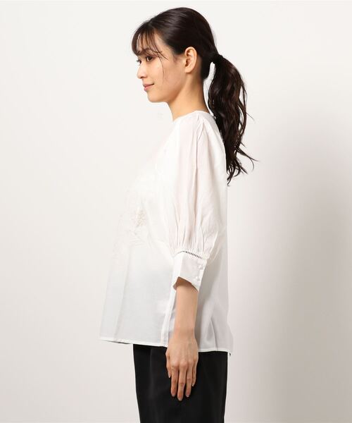 natural couture(ナチュラルクチュール)の「刺繍パフブラウス(シャツ/ブラウス・レディース・サックスブルー/アイボリー/ライトベージュ・FREE)」の4枚目の写真