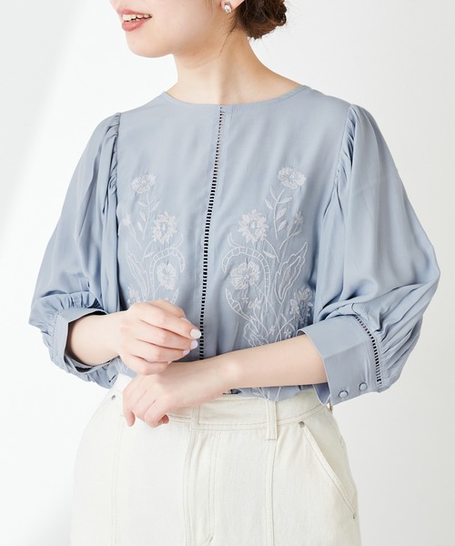 natural couture(ナチュラルクチュール)の「刺繍パフブラウス(シャツ/ブラウス・レディース・サックスブルー/アイボリー/ライトベージュ・FREE)」の3枚目の写真