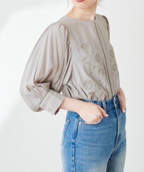 natural couture(ナチュラルクチュール)の「刺繍パフブラウス(シャツ/ブラウス・レディース・サックスブルー/アイボリー/ライトベージュ・FREE)」の2枚目の写真