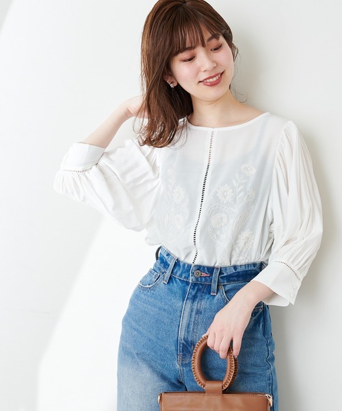 natural couture(ナチュラルクチュール)の「刺繍パフブラウス(シャツ/ブラウス・レディース・サックスブルー/アイボリー/ライトベージュ・FREE)」の1枚目の写真